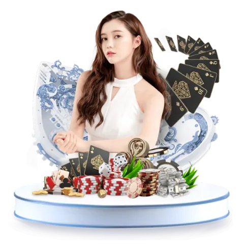 Hai chú gà chọi đang thi đấu trên sàn đấu